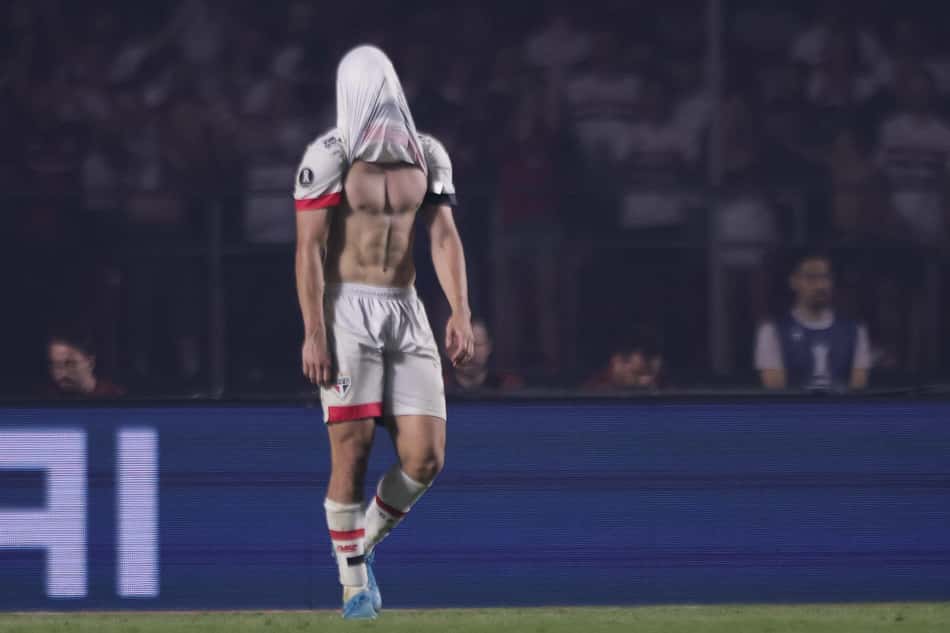 Calleri jogador do Sao Paulo lamenta durante partida contra o Botafogo no estadio Morumbi pelo campeonato Copa Libertadores 2024. Foto: Ettore Chiereguini/AGIF