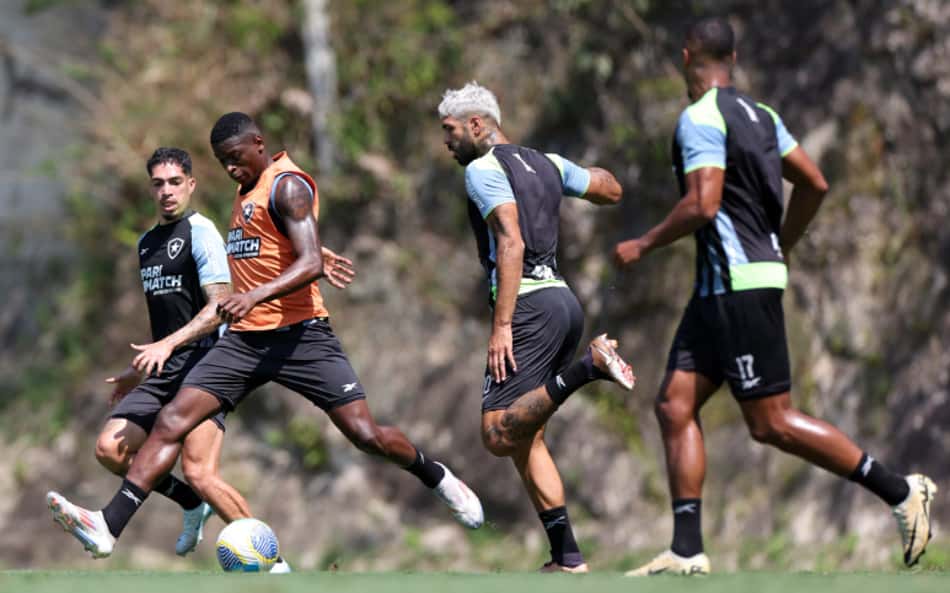 Botafogo ganha reforços da data FIFA no treino pré-jogo contra o Corinthians