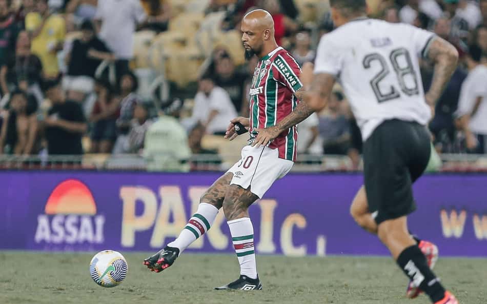 Torcedores do Fluminense vão à loucura com Felipe Melo após erro capital: 'Aposenta logo'