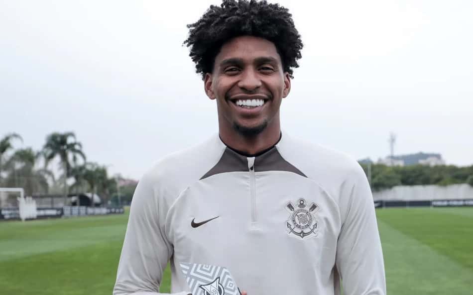 Hugo Souza, do Corinthians, recebe prêmio de melhor goleiro do Brasileirão
