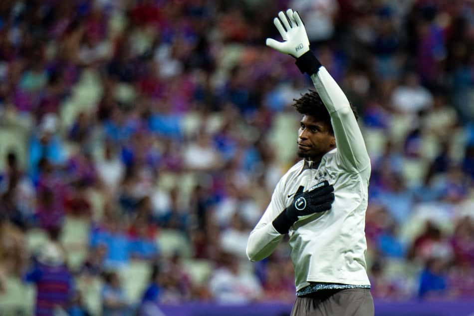 Goleiro Hugo Souza antes de Fortaleza x Corinthians, no Castelão, pela Copa Sul-Americana