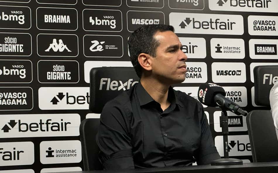Dirigente do Vasco sobe o tom contra arbitragem após lance polêmico contra Palmeiras