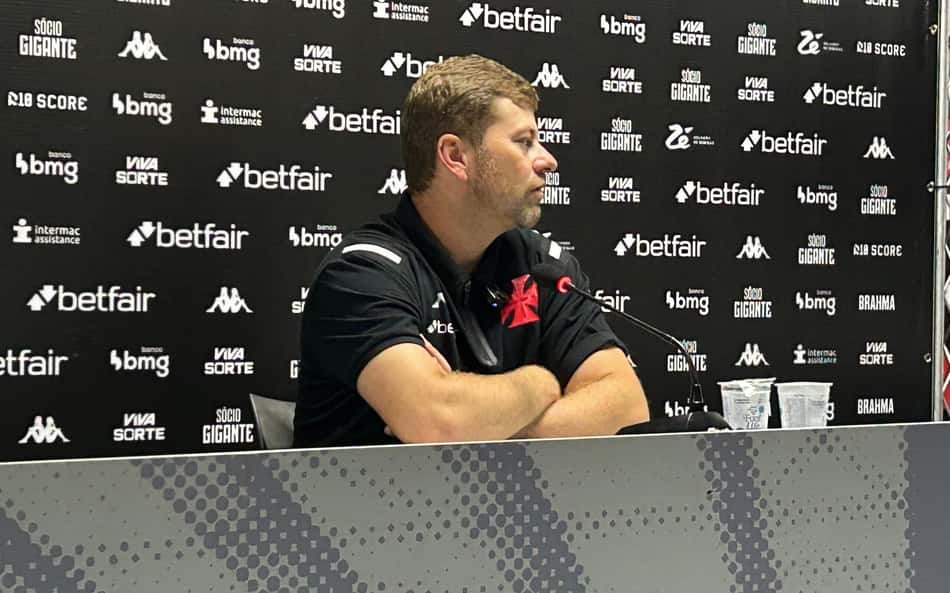 Rafael Paiva cobra Rayan após expulsão em jogo do Vasco: 'Não conseguiu se controlar'