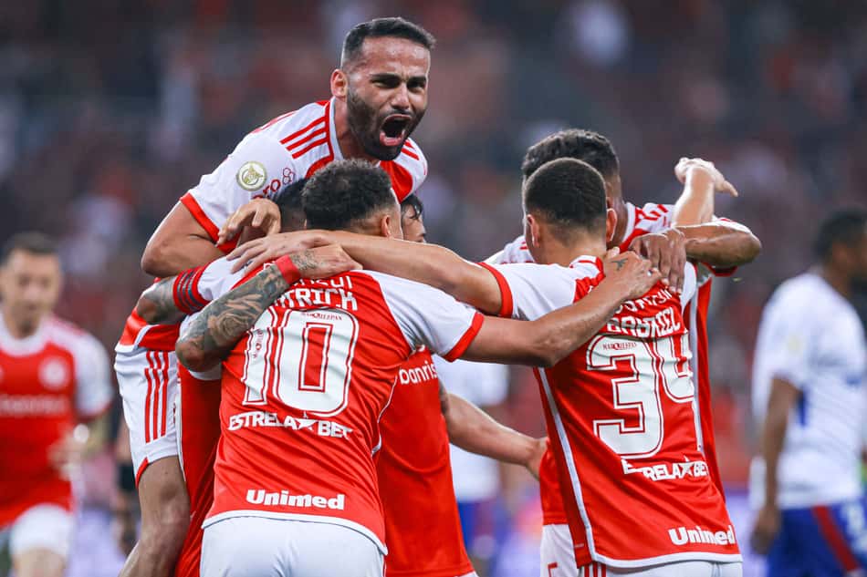 Jogadores do Internacional comemoram gol de Alan Patrick contra o Fortaleza, no Beira-Rio
