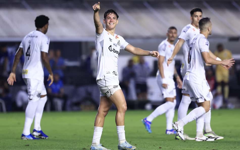 Santos volta a vencer em casa depois de quase dois meses