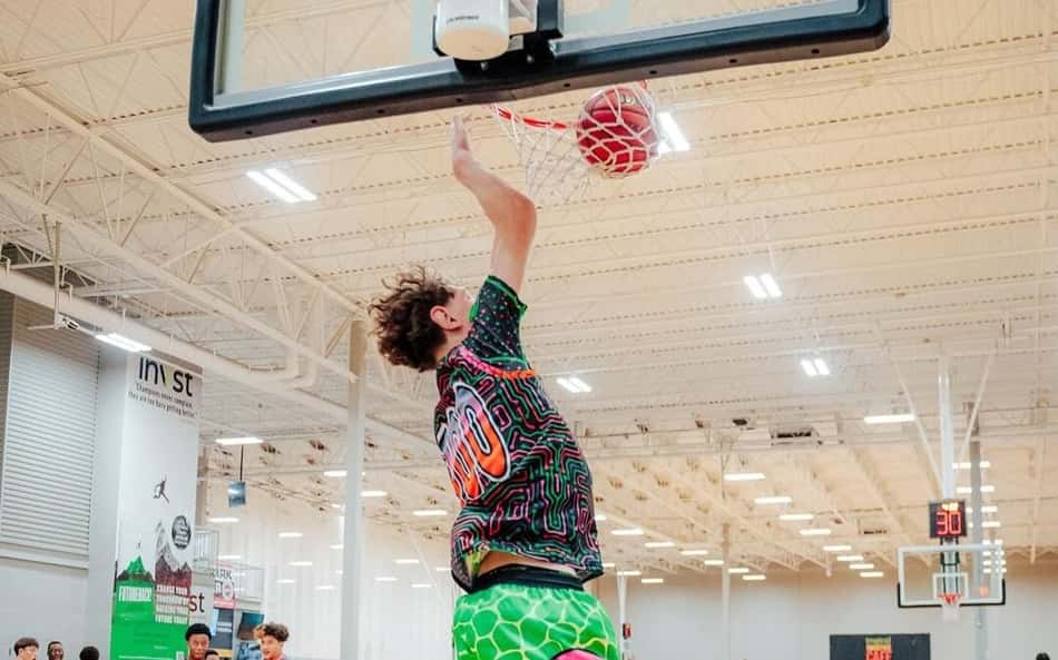 Aos 13 anos, canadense tem 2,21m de altura e chama atenção da NBA; veja imagens