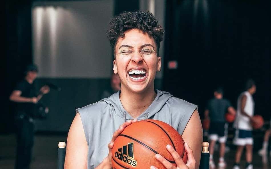 Primeira jogadora não-binária da WNBA anuncia aposentadoria