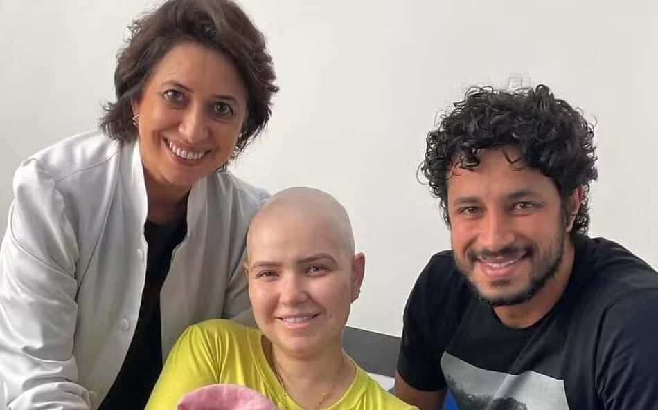 Cruzeiro presta homenagem a esposa do ex-zagueiro Léo, que luta contra câncer