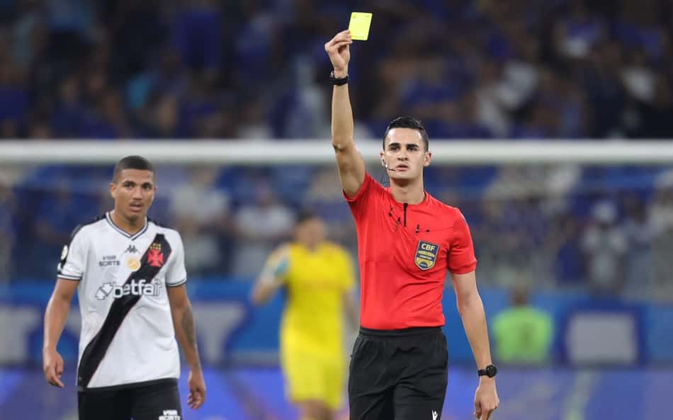 Torcedores vão à loucura com arbitragem de Cruzeiro x Vasco: 'Ignorou o próprio critério'