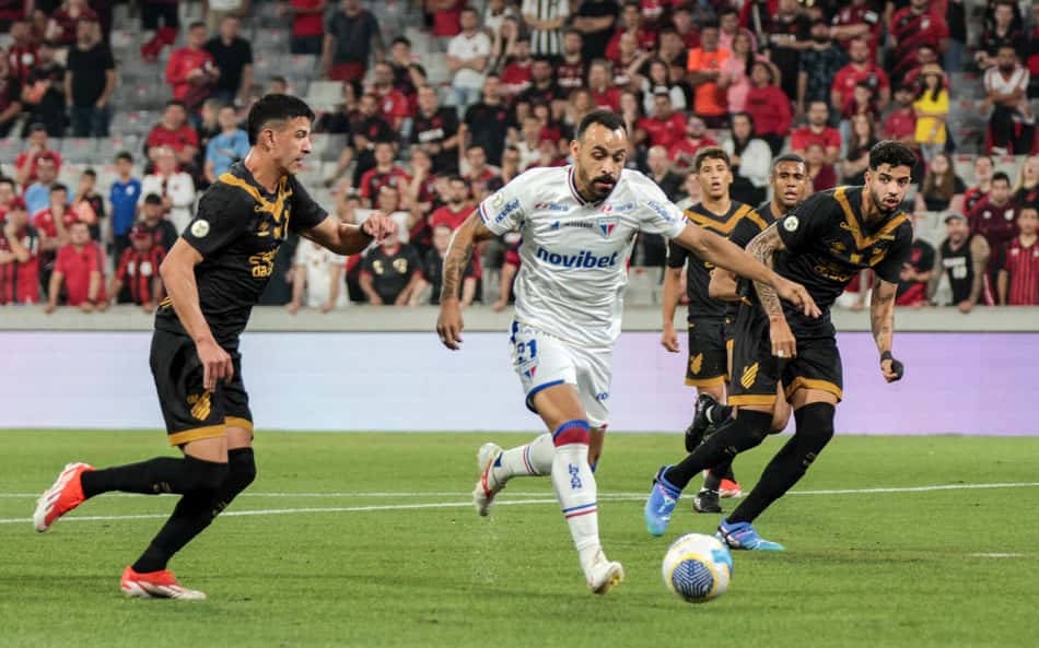 Moises-marca-gol-pelo-Fortaleza-contra-o-Athletico-PR-na-Ligga-Arena-scaled-aspect-ratio-512-320