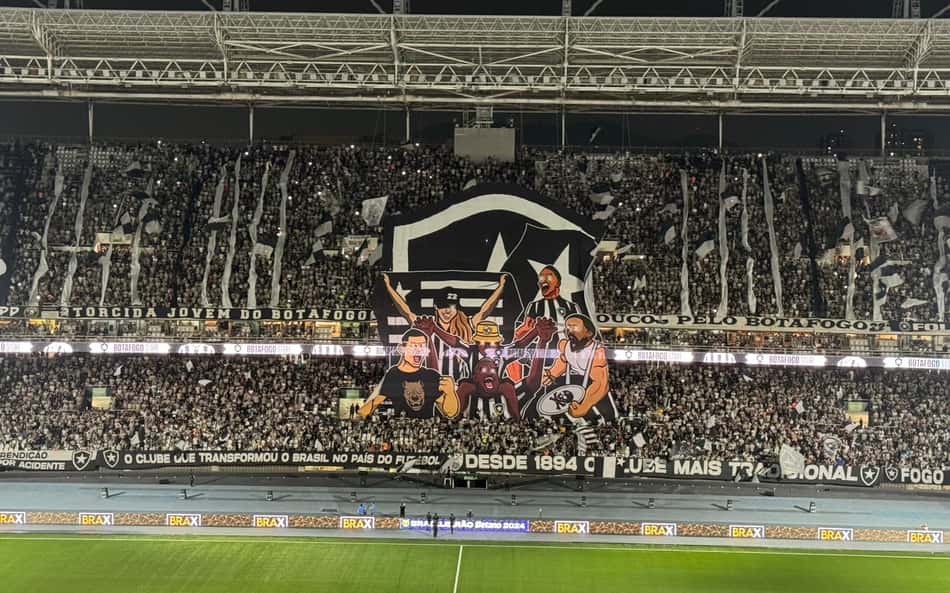 Torcida do Botafogo prepara mosaico para confronto contra o Grêmio, em Brasília