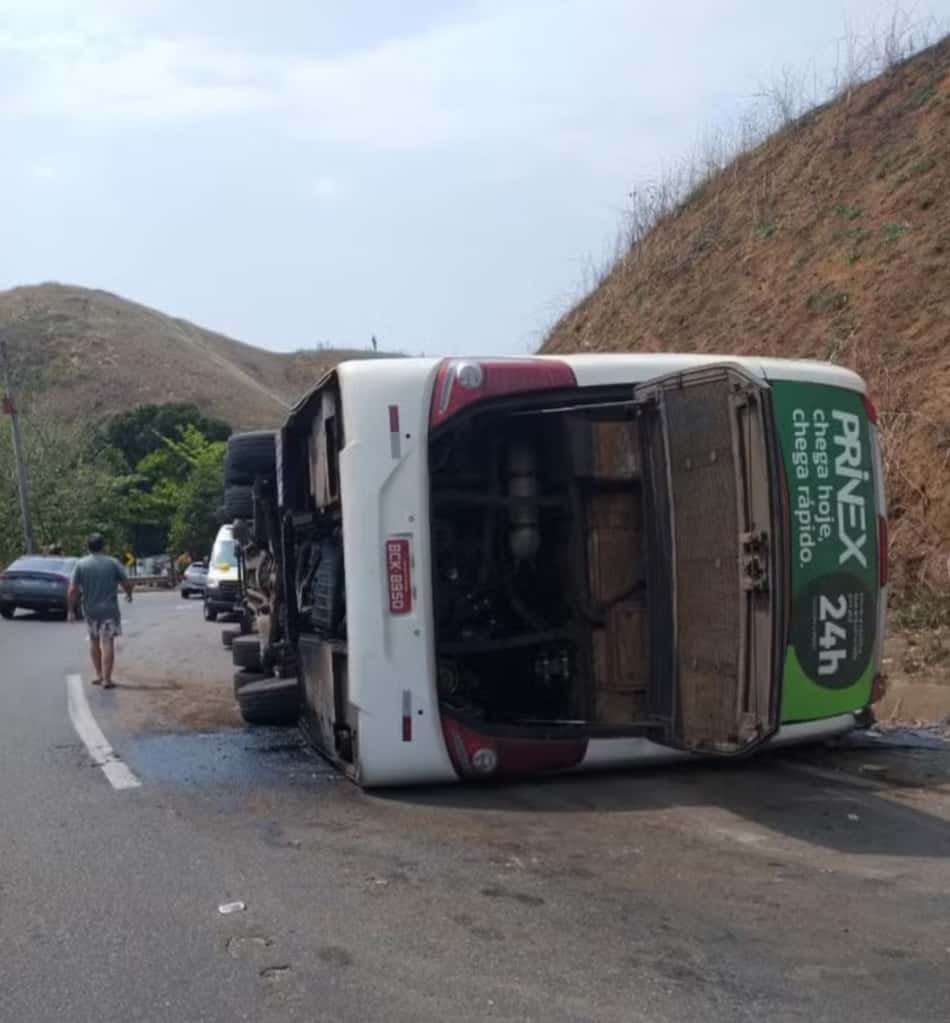 Ônibus tombado - acidente - equipe de futebol americano