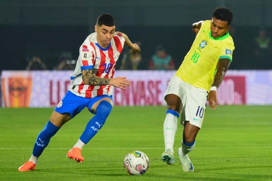 Miguel Almiron e Rodrygo disputam a bola em Paraguai x Brasil, no Defensores del Chaco
