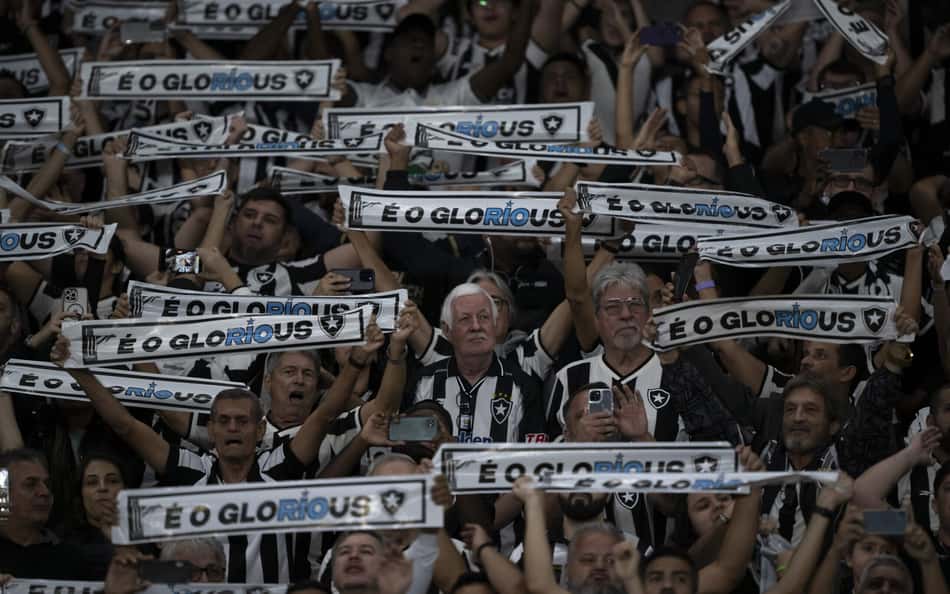 Torcida do Botafogo rebate provocação de são-paulinos após classificação na Libertadores