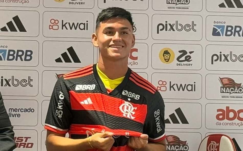 Alcaraz se disponibiliza a jogar em diferentes posições no Flamengo: 'Posso me adaptar'