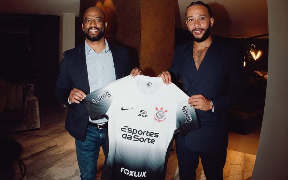 Executivo explica origem do interesse em Depay e afirma que Corinthians permanece no mercado