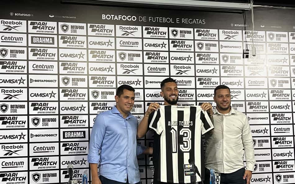 Alex Telles é apresentado no Botafogo: 'Dar os resultados que o clube merece'