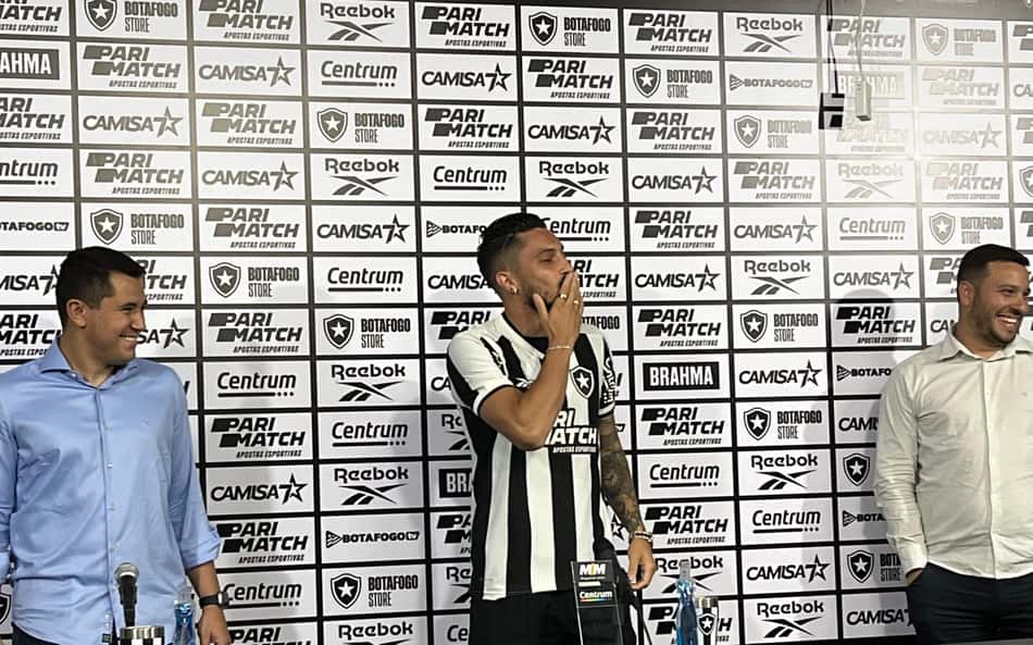 Alex Telles contou com apoio de Tiquinho para reforçar o Botafogo: 'Vamos conquistar tudo juntos'