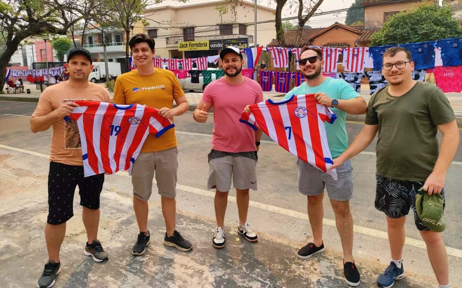 Brasileiros dão "jeitinho" para driblar ingressos caros e se passam por paraguaios