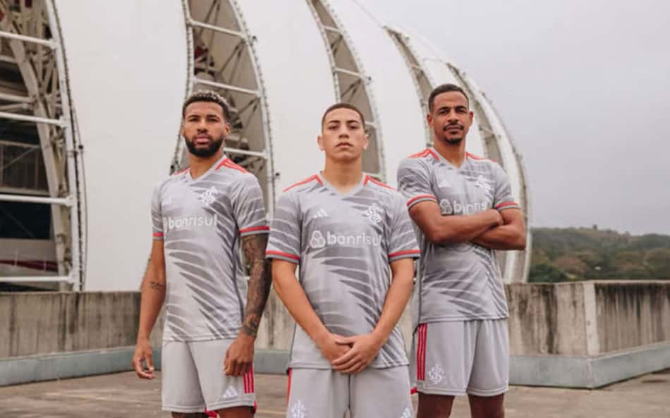 Inter apresenta terceira camisa para a temporada