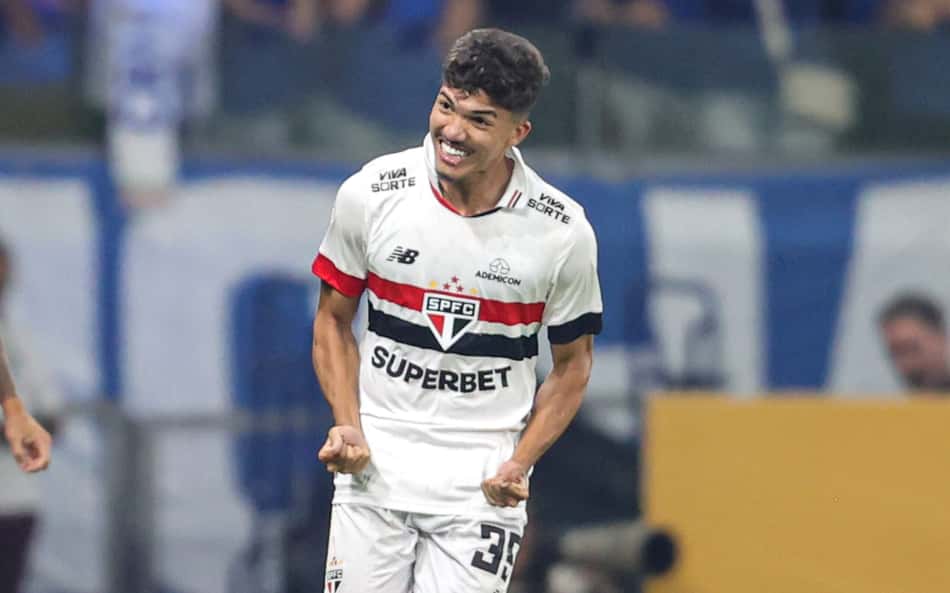 São Paulo vence Cruzeiro em noite inspirada de William Gomes