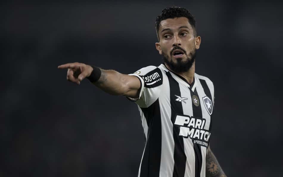 Alex Telles admite frustração com empate do Botafogo contra o São Paulo: 'Poderíamos ter saído com a vitória'