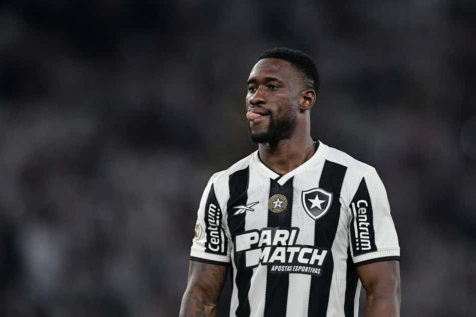 Bastos ainda não teve sequência pelo Botafogo em 2025 (Foto: Thiago Ribeiro/AGIF)