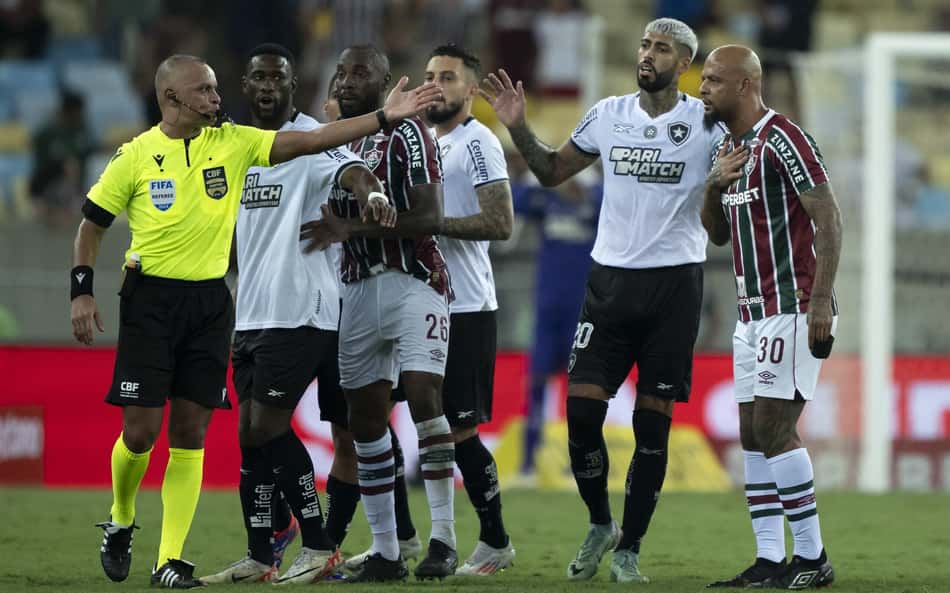 Carlos Eugênio Simon indica dois erros da arbitragem em Fluminense x Botafogo