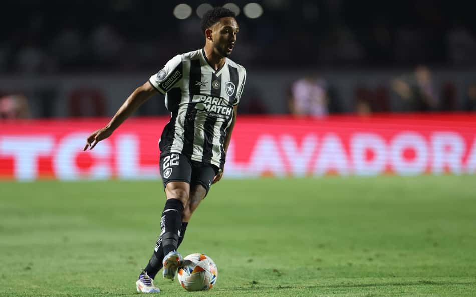Vitinho exalta classificação do Botafogo na Libertadores e projeta: 'Chegar à final'