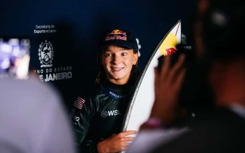 Caitlin Simmers é campeã do Circuito Mundial de Surfe e bate recorde na WSL