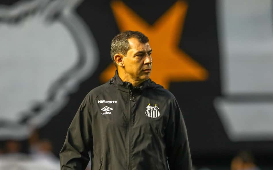 Atitude de Carille após vitória do Santos revolta torcedores: 'Fim da linha'