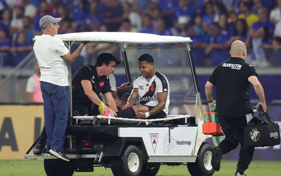 Treinador do Vasco comenta situação médica de David, lesionado contra o Cruzeiro