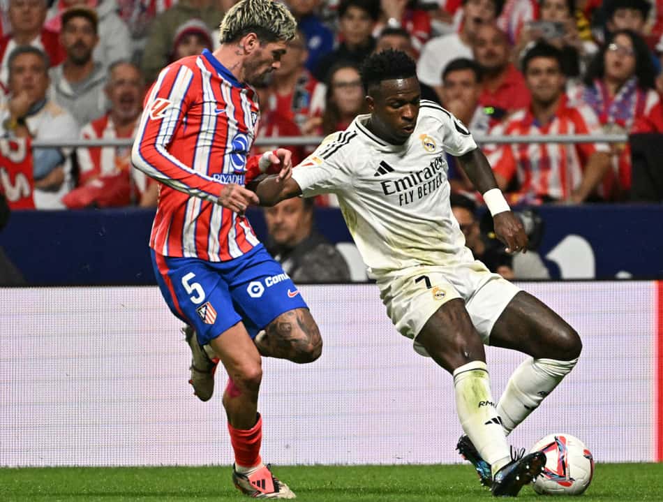 Jogos de hoje: Vini Jr. disputa a bola com Rodrigo de Paul em Atlético de Madrid x Real Madrid (Foto: Javier Soriano/AFP)