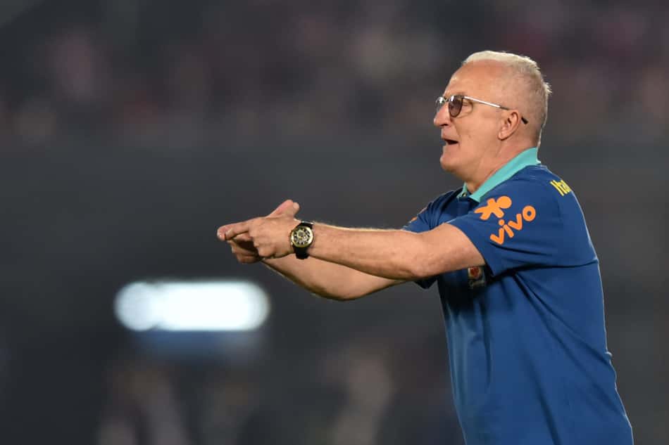 Brasil de Dorival Júnior não subiu posições no ranking da Fifa (Foto: JOSE BOGADO / AFP)
