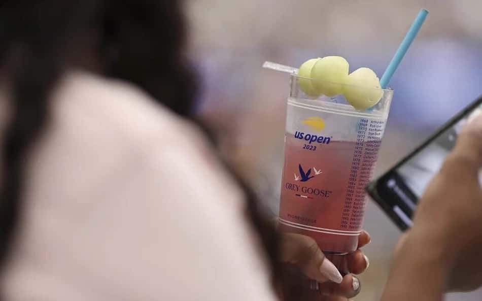 Serena Williams prova drink do US Open que pode render milhões ao torneio