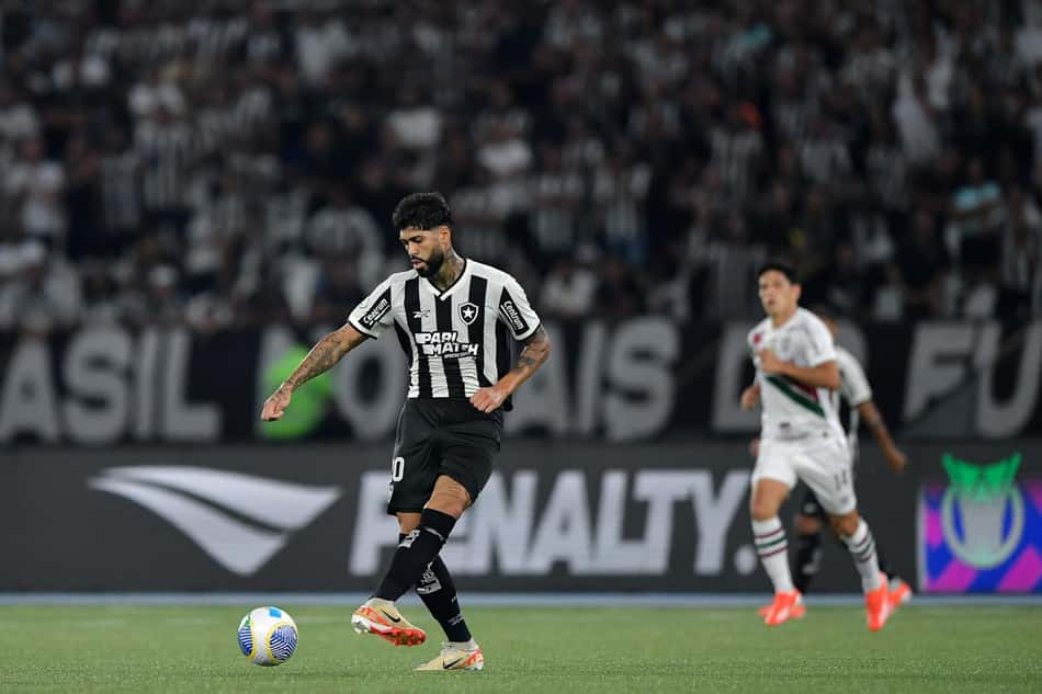 Botafogo e Fluminense fazem clássico em jogo hoje (Foto: Thiago Ribeiro/AGIF)