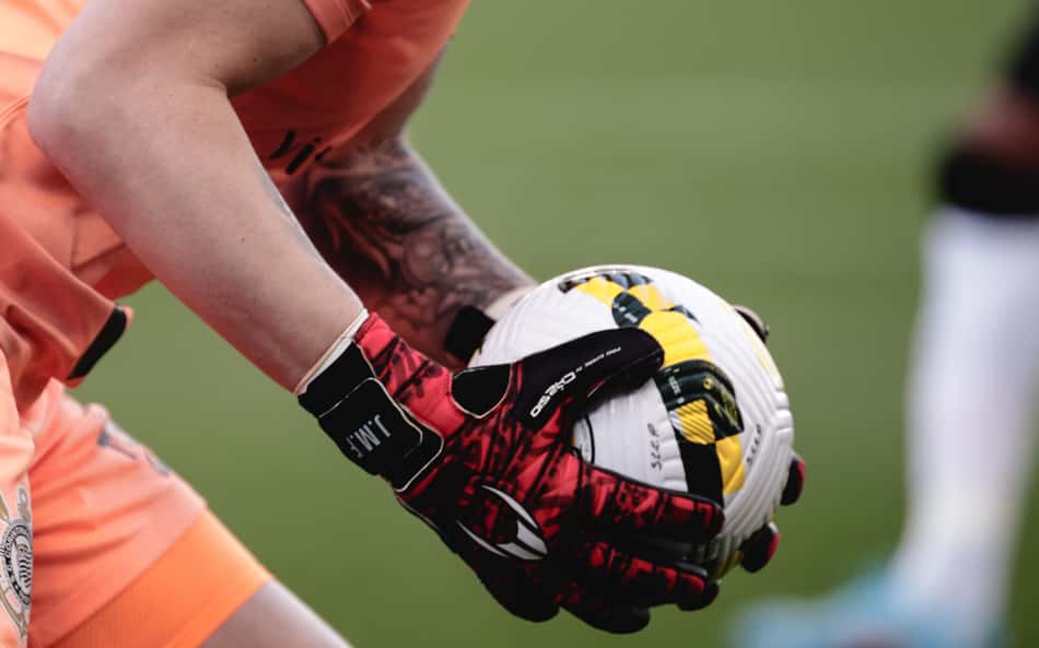 Luvas de goleiro são um item obrigatório no futebol?