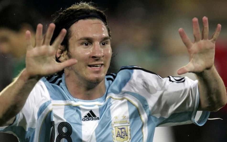 Ex-árbitro não expulsou Messi para receber camisa: 'É para amarelo, mas vai custar seu uniforme'