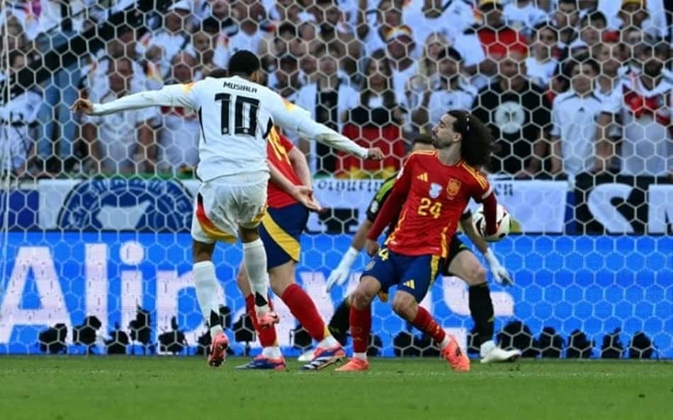 Lance em que Cucurella cometeu infração, nas quartas de final da Eurocopa (Foto: Reprodução)