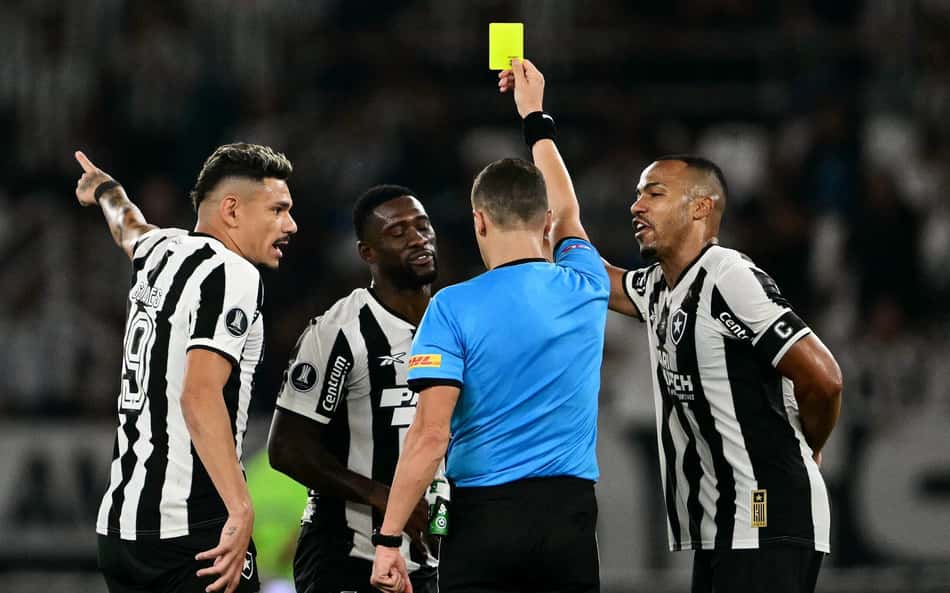 Acertou? Ex-árbitro analisa cartões aplicados em faltas duras de Botafogo x São Paulo