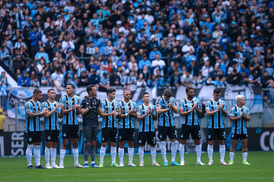 O uniforme de 2024 do Grêmio continua mantendo a tradicionalidade das camisas do clube (Foto: Maxi Franzoi/AGIF)