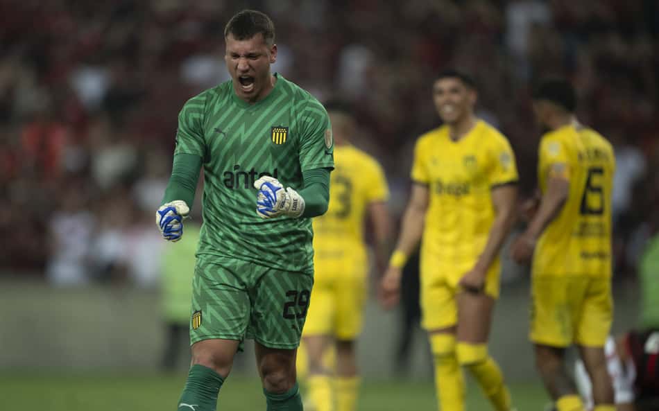 Goleiro do Peñarol provoca torcida do Flamengo após vitória: 'Maracanã estava mudo'