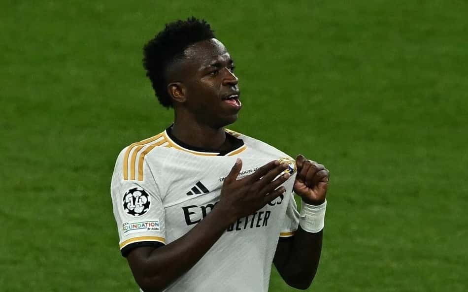 Locutor 'esquece' de narrar gol de Vini Jr e crava Bola de Ouro para o atacante