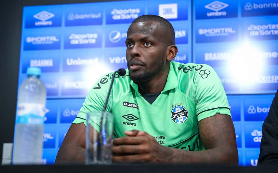 Goleiro do Grêmio se manifesta após arremesso de objetivo em torcedor do Inter: 'errei'