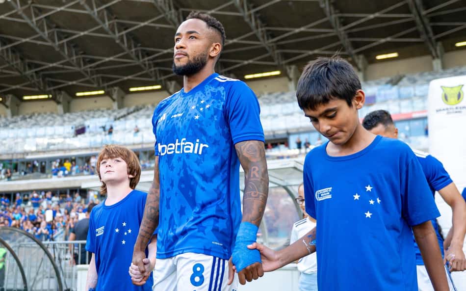Após expulsão, atacante do Cruzeiro pede desculpas: 'Me excedi'