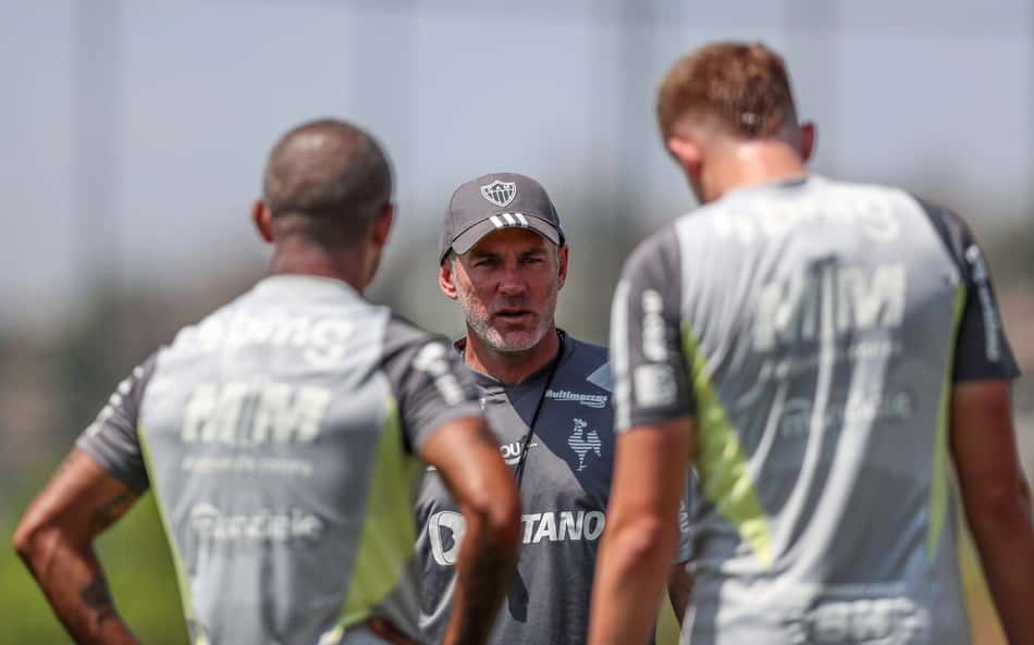 Após goleada do Atlético-MG, Milito pede "pés no chão" em Buenos Aires