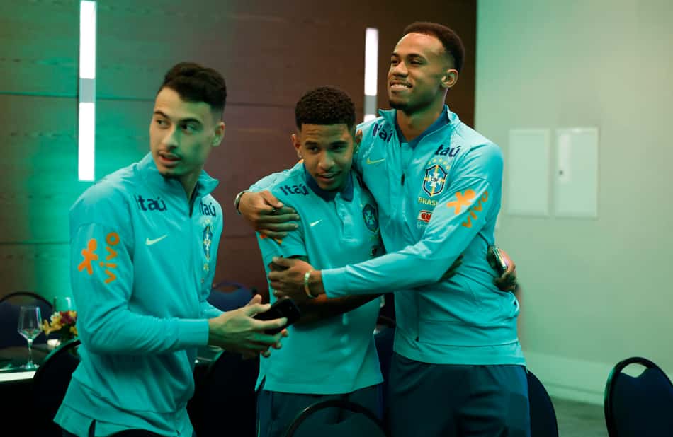 Martinelli, Savinho e Gabriel Magalhães se apresentam à Seleção Brasileira.