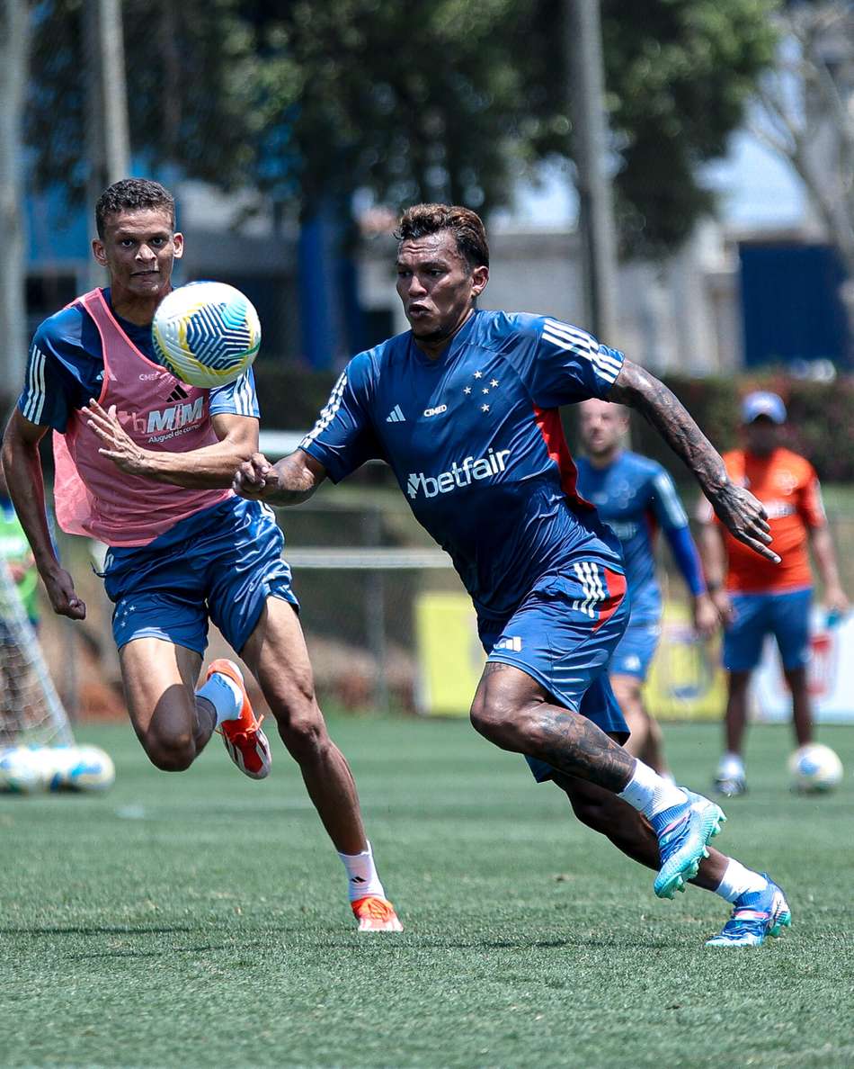 Janderson Marques (de colete) e Gabriel Verón em treino do Cruzeiro (foto: Gustavo Martins/ Cruzeiro)