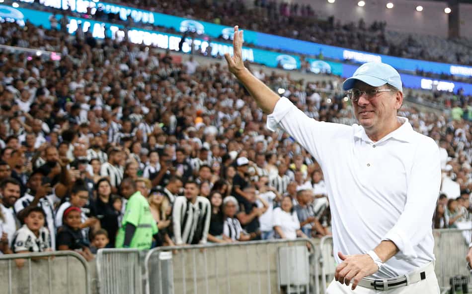 John Textor diz que comparação com 2023 é 'estúpida' e lamenta empate do Botafogo