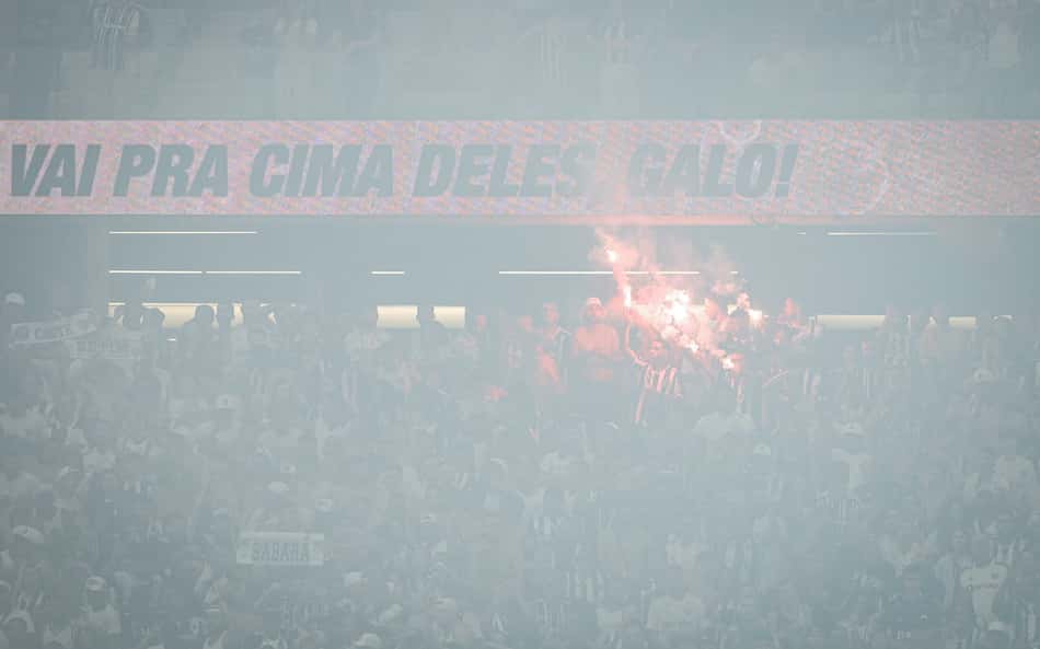 Web reage a uso de sinalizadores em Atlético-MG x River Plate